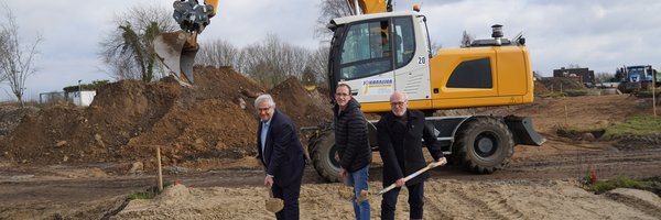 Erster Spatenstich Schützenredder: Stephan Dose (Stadt Schleswig), Tim Vorpahl u. Andreas Krey (Altstädter St. Knudsgilde) auf der Baustelle. Im Hintergrund ist ein Bagger zu sehen.