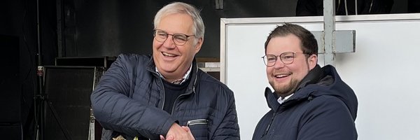 Gemeinsamer Spatenstich: Stephan Dose und Jonas Kähler halten einen Spaten in der Hand