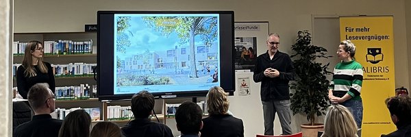 Präsentation Einblicke in Raumkonzept Parkhausquartier - Josie Schäfer (Stadtentwicklung), Frank Birwe (KBNK), und Jessica Christensen (Stadtbücherei) vor Zuschauer*innen in der Stadtbücherei
