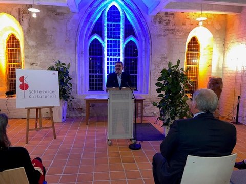 Bild zeigt Laudator Dr. Carsten Fleischhauer anlässlich der Kulturpreisverleihung an Susanne Pertiet am 10.11.23