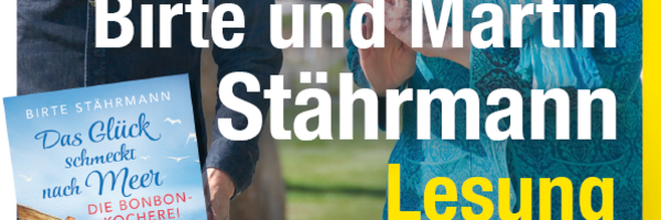Lesung mit Birte und Martin Stährmann Auf dem Bild sind die die beiden Autoren Birte und Martin Stährmann zu sehen im Hintergrund sieht man einen Hafen. Im Vordergrund ist das Cover des Buches "Das Glück schmeckt nach Meer" zu sehen.