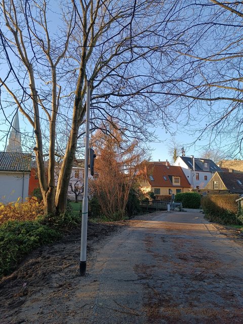 Gewaltsam zerstörte Straßenlaterne auf der Baustelle entlang der Alten Kreisbahntrasse.