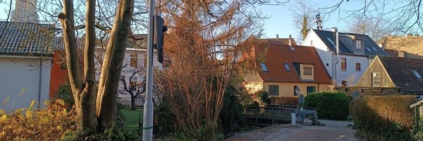 Gewaltsam zerstörte Straßenlaterne auf der Baustelle entlang der Alten Kreisbahntrasse.