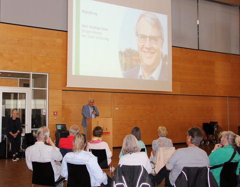 Bürgermeister Stephan Dose begrüßt die Teilnehmenden der Stadtkonferenz: Erbe der Wikinger