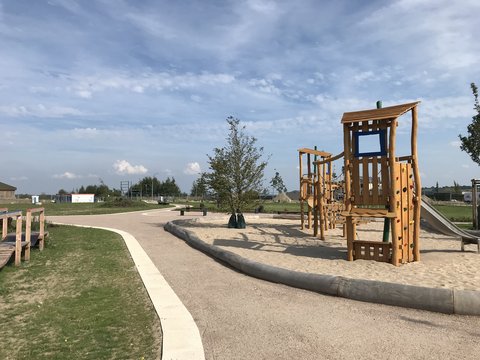 Blick über die neue Parkanlage „Auf der Freiheit“ gemäß Bebauungsplan 103 mit Blick auf den Spielplatz (Klettergerüst)