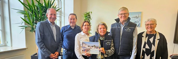 Stellvertretender Bürgermeister Rainer Haulsen, Holger und Silke Braaf, Andrea Cunow, Klaus Machlitt (1. Vorsitzender Förderverein „Plan haben“) und Gabriele Dunker-Ulbrich („Plan haben“ und Patin) bei der Spendenübergabe im Rathaus