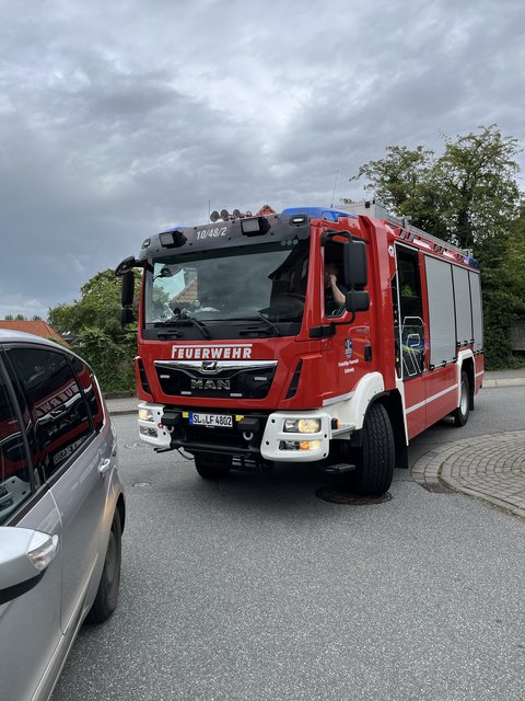 Löschfahrzeug HLF 20 fährt um die Kurve