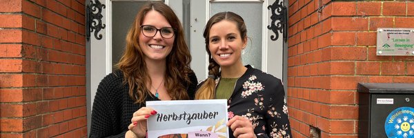 Die Lehrerinnen Frau Pakulat-Hemsen und Frau Ludwig organisieren den Herbstmarkt an der Wilhelminenschule