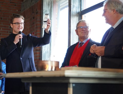 Kabelkopfhörer für die Zeitkapsel: Linus Wirwoll (Vorsitzender der Jugendkonferenz), Arne Hansen (Vorsitzender des Fördervereins Kulturhaus Schleswig e.V.) und Stephan Dose (Bürgermeister Stadt Schleswig)