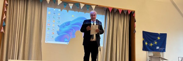 Bürgermeister Dose auf einer Bühne in der Bruno Lorenzen Schule, zur Verleihung des Siegels "Global School".