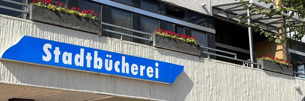 Außenfassade der Stadtbücherei mit Schriftzug