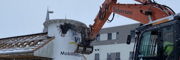 Abbrucharbeiten ZOB-Gebäude - Bagger reißt das Dach ab