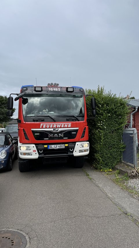 Löschfahrzeug HLF 20 auf einer engen Straße