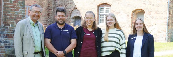 Gruppenfoto der vier neuen Nachwuchskräfte mit den beiden Ausbildungsverantwortlichen.