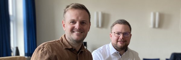 Torben Behrens und Bürgermeister Jonas Kähler sitzend im Sitzungszimmer Schlei