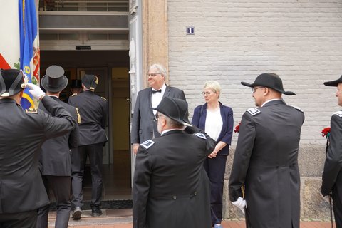 Stephan Dose und Susanne Ross anlässlich des Empfangs der Lollfußer Schützengilde vor dem Schleswiger Rathauses