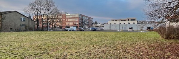 Rasenfläche mit Blick auf die VR-Bank