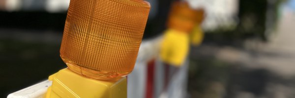 Teaser_aktuelle_Nachrichten_Absperrbaken als Symbol für Baustellen und Straßensperrungen Absperrbaken für eine Verkehrssperrung