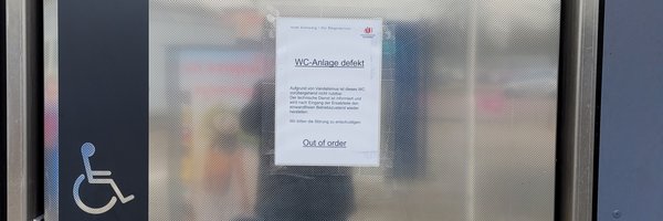 Defekte Toilettenanlage am Bahnhof aufgrund von Vandalismus