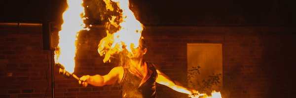 Weltentor Benefiz-Feuershow - ein Feuerspucker in Aktion