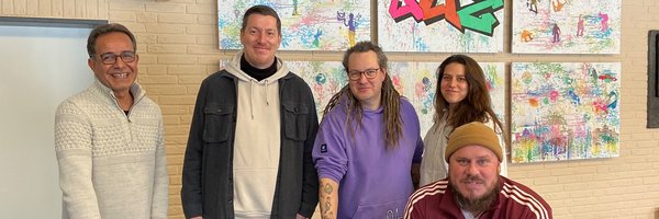 Farid Ahmadzai Christian Sievers Tobias Müller (Streetworker) Ann-Kathrin Gluschke Torben Hansen hinter einem Billardtisch im Jugendzentrum