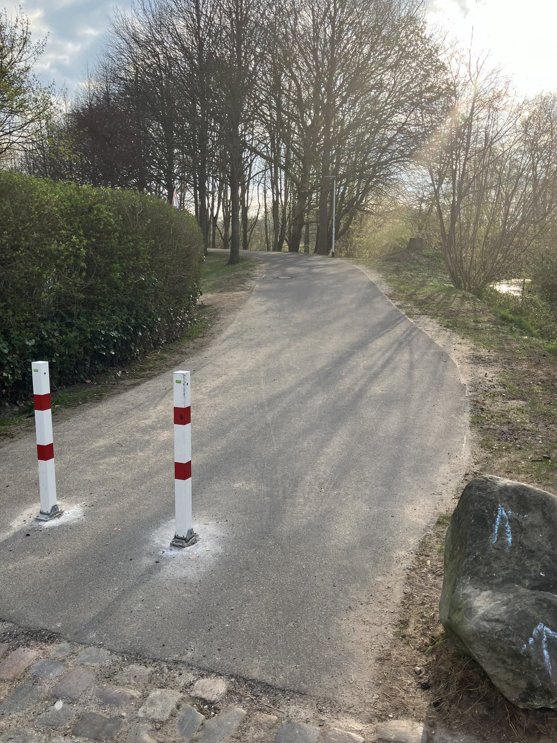 KBT_Poller Poller verhindern das Befahren der neuen Kreisbahntrasse durch Fahrzeuge.