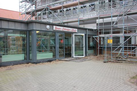 Außenfassade mit Baugerüst der Bruno-Lorenzen-Schule
