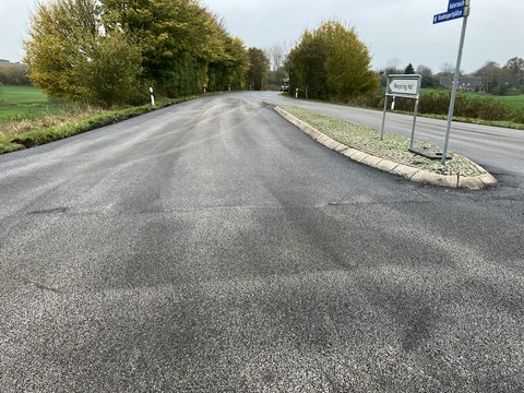 Sanierte Asphaltdecke Straße "Haferteich", Straßenkreuzung