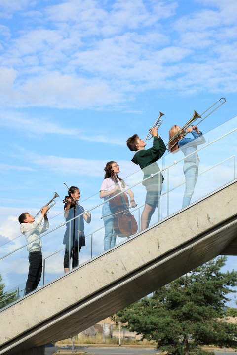 Bild zeigt junge Musizierende auf einer Brücke anlässlich des Landeswettbewerbes Jugend musiziert 2024 in Schleswig
