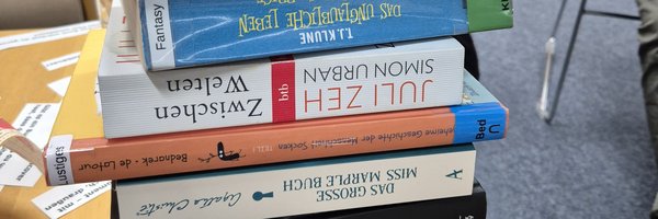 Ein Stapel von Büchern auf einem Tisch in der Stadtbücherei