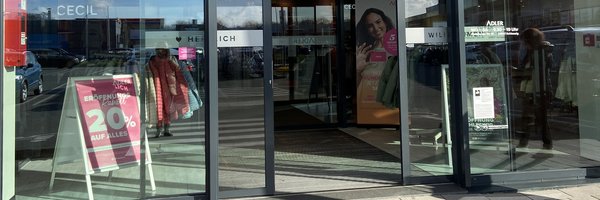 Frontseite, Eingangsbereich Adler Modemarkt