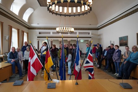 Kanutinnen und Kanuten des ASM Mantes und SKC Schleswig zu Besuch im Ständesaal