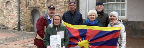 Stadt Schleswig zeigt Flagge für Tibet: Maren Korban (stellv. Bürgervorsteherin Stadt Schleswig), Holger Herrmann, Wolfgang Fauck, Christa Thode, Harald Lucius und Marita Fauck von der Tibet Initiative Deutschland, Regionalgruppe Schleswig-Flensburg vor dem Schleswiger Rathaus