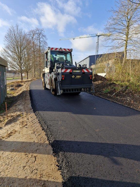 Asphalteinbau KBT 3. BA Die Walze verdichtet die Asphalttragschicht auf der Trasse.